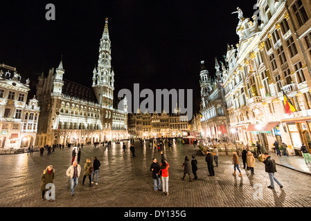 Nacht am Grote Markt (La Grand-Place), ein UNESCO-Weltkulturerbe in zentrale Brüssel, Belgien. Kunstvollen, historischen Gebäuden gesäumt, ist der gepflasterten Platz die wichtigste touristische Attraktion in Brüssel. Stockfoto