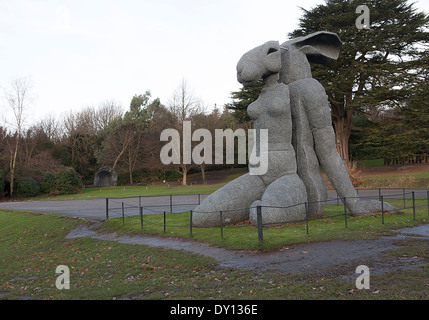 Die Skulptur Lady Hase sitzt am Yorkshire Sculpture Park West Bretton Wakefield England Vereinigtes Königreich UK Stockfoto