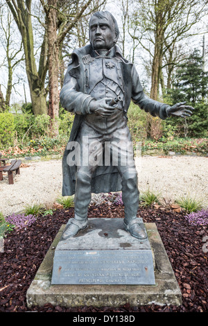 WATERLOO, Belgien – die Statue von Napoleon Bonaparte steht im Garten von Ferme du Caillou, dem Bauernhaus, in dem der französische Kaiser die Nacht vor der Schlacht von Waterloo verbrachte. Dieses historische Anwesen, heute ein Museum, bewahrt das letzte Hauptquartier, das Napoleon vor seiner entscheidenden Niederlage am 18. Juni 1815 besetzte. Das Bauernhaus hat seinen Charakter aus dem frühen 19. Jahrhundert bewahrt. Stockfoto