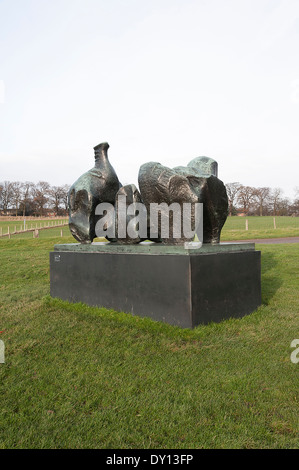 Die Bronzeskulptur, die drei Stück liegende Figur Nr. 1 bei der Yorkshire Sculpture Park West Bretton Wakefield England UK Stockfoto