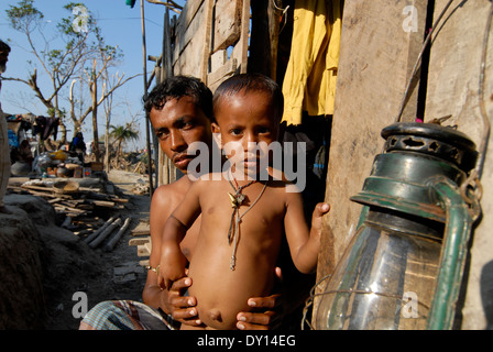 Bangladesch Distrikt Bagerhat, Zyklon Sidr und Flut zerstören Dörfer im Süden Khali, Vater und seinem Sohn Stockfoto