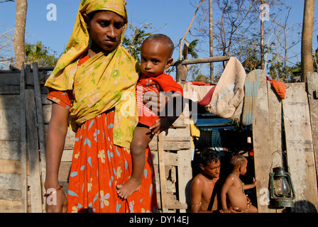 Bangladesch Distrikt Bagerhat, Zyklon Sidr und Flut zerstören Dörfer im Süden Khali, Mutter mit Kind Stockfoto