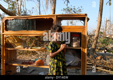 Bangladesch Distrikt Bagerhat, Zyklon Sidr und Flut zerstören Dörfer im Süden Khali, Mädchen am Ort, wo das Haus ihrer Eltern stand Stockfoto