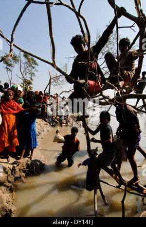 Bangladesch Distrikt Bagerhat, Zyklon Sidr und Flut zerstören Dörfer im Süden Khali, Fluss Balaswar, die Verteilung der Hilfsgüter an die betroffenen Menschen in den Dörfern Stockfoto