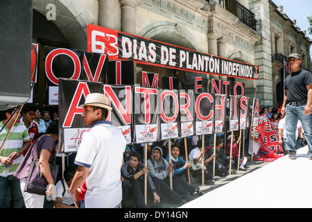 Oaxaca Zocalo, Mexiko; Dienstag, 1. April 2014: Menschen aus ländlichen Dörfern sind aus Oaxaca Zustand zur Teilnahme an einer Großkundgebung prangerte Regierung Abneigung gegen jahrelange Forderungen nach Strom Trinkwasser gepflasterte Straßen & Schulen in vielen Dörfern des ländlichen Staat Oaxaca & Armen Nachbarstaaten in Bussen. Ein Kern-Kader Antorchista Demonstranten haben wurden lagerten unter den Bögen des Gouverneurspalastes auf dem Zocalo für 63 Tage & zählen. Stockfoto