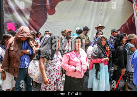 Oaxaca Zocalo, Mexiko, Dienstag, 1. April 2014: einige der Gesichter von Oaxaca der armen Landbevölkerung in Antorchista anti-Armut-Demonstration in Oaxaca Zocalo Credit: Dorothy Alexander/Alamy Live News Stockfoto