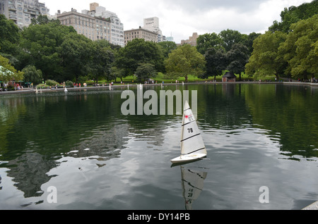 Ein kleines Segelboot am Bootfahren Teich im Central Park New York City Stockfoto