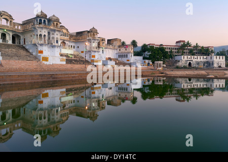 Pushkar, Rajasthan, Indien. Ghat und Tempel bei Sonnenuntergang Stockfoto