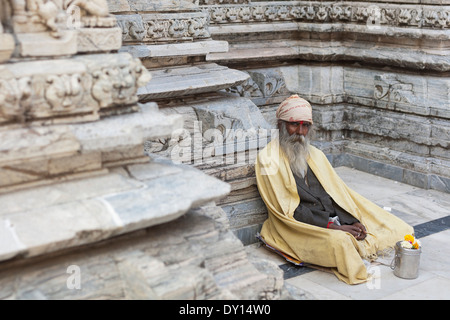 Udaipur, Rajasthan, Indien. Sadhu am Jagdish-Tempel Stockfoto