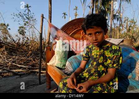 Bangladesch Distrikt Bagerhat, Zyklon Sidr und Flut zerstören Dörfer im Süden Khali, Mädchen am Ort, wo das Haus ihrer Eltern stand Stockfoto