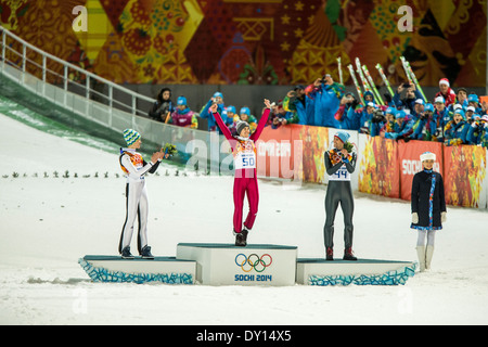 Kamil Stoch (POL) gewinnt die Goldmedaille in die Männer Skispringen Normalschanze bei den Olympischen Winterspiele Sotschi 2014 Stockfoto