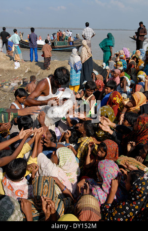 Bangladesch Distrikt Bagerhat, Zyklon Sidr und Flut zerstören Dörfer im Süden Khali, Fluss Balaswar, die Verteilung der Hilfsgüter an die betroffenen Menschen in den Dörfern Stockfoto