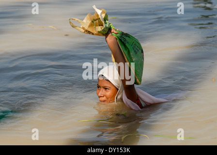 Bangladesch Distrikt Bagerhat, Zyklon Sidr und Flut zerstören Dörfer im Süden Khali, Fluss Balaswar, die Verteilung der Hilfsgüter an die betroffenen Menschen in den Dörfern, Mädchen im Wasser waten mit Taschen mit Hilfsgütern Stockfoto