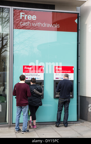 Personen, die Bargeld von Geldautomaten in London England Vereinigtes Königreich Großbritannien Stockfoto