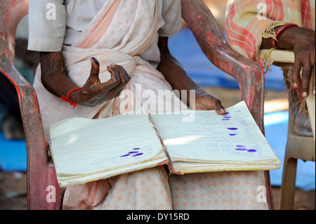 INDIEN Jharkhand, NGO Birsa organisieren Adivasi, um für ihre Landrechte zu kämpfen, Treffen im Dorf, Stammesfrauen unterschreiben mit Daumendruck, geplanter Stamm Stockfoto