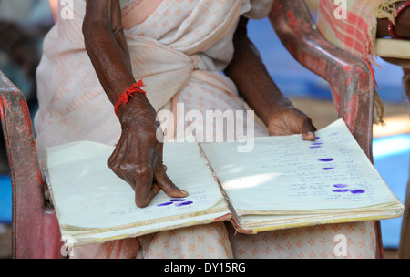 INDIEN Jharkhand, NGO Birsa organisieren Adivasi, um für ihre Landrechte zu kämpfen, Treffen im Dorf, Stammesfrauen unterschreiben mit Daumendruck, geplanter Stamm Stockfoto