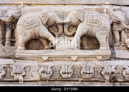 Udaipur, Rajasthan, Indien. Relief Skulptur an der Außenwand der Jagdish-Tempel Stockfoto