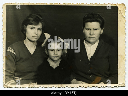 UdSSR - CIRCA 1970: Ein antikes Foto zeigt Familie Studioportrait. Zwei Frauen und Mädchen Stockfoto