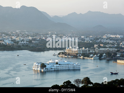 Udaipur, Rajasthan, Indien, Südasien. Das Lake Palace Hotel, See Pichola, untergehende Sonne Stockfoto