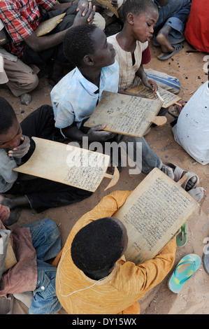 NIGER Zinder, Kinder in Madrasa sitzen auf der Straße und wiederholen Sie die koranischen Verse, eine islamische Koran Schule einer Moschee Stockfoto