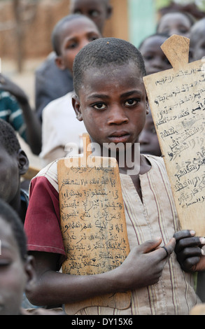 NIGER Zinder, Kinder in Madrasa sitzen auf der Straße und wiederholen Sie die koranischen Verse, eine islamische Koran Schule einer Moschee Stockfoto