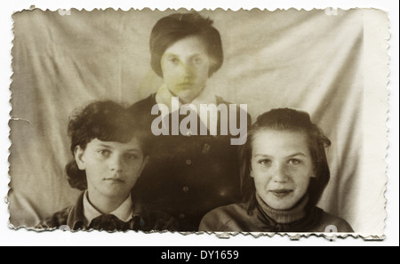 UdSSR - CIRCA 1970: Ein antikes Foto zeigt Studioportrait von einem kleinen Schwestern. Stockfoto