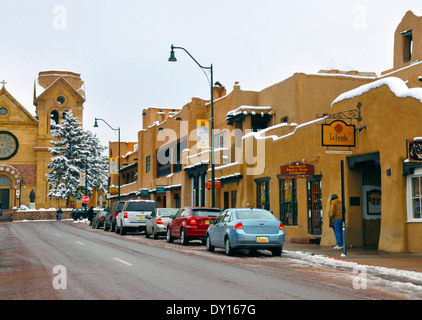 Ein Winter-Schnee-Szene von San Francisco Oststraße nähert sich der Kathedrale Basilika San Francesco von Assisi in Santa Fe, NM Stockfoto