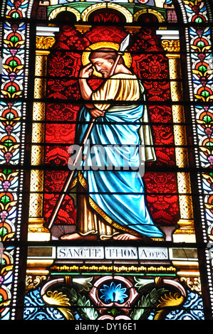 Buntglas-Kunst aus Frankreich von St. Thomas ziert das Innere der Kathedrale Basilica von Str. Francis von Assisi, Santa Fe, NM Stockfoto