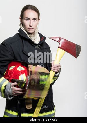 Weibliche Feuerwehrmann in uniform mit Atmung Apparat und Axt strukturelle Brandbekämpfung Stockfoto