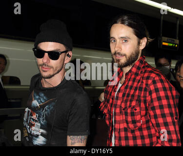 Tokio, Japan. 2. April 2014. Jared und Shannon Leto, 2. April 2014: Jared und Shannon Leto kommen bei Shinagawa Station nach 30 Sekunden zu Mars Konzert in Osaka auf 2. April 2014 Tokyo Japan Credit: Aflo Co. Ltd./Alamy Live News Stockfoto