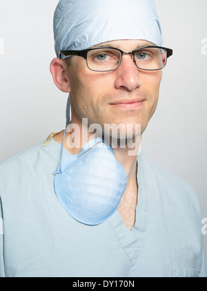 Gut aussehend männlichen Medic medizinische Peelings und Brille tragen. Arzt / Arzt / Krankenschwester