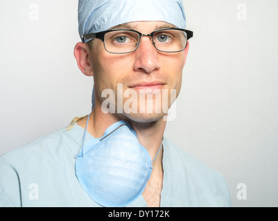 Gut aussehend männlichen Medic medizinische Peelings und Brille tragen. Arzt / Arzt / Krankenschwester Stockfoto