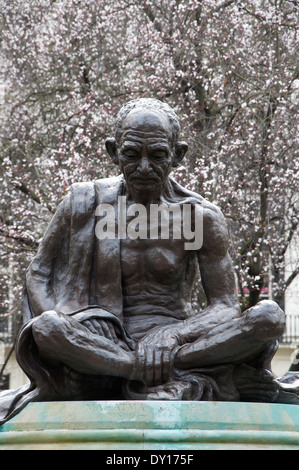 Eine Statue von Mahatma Gandhi, der Anführer der Indiens Kampf für die Unabhängigkeit vom britischen Mutterland. Tavistock Square, London, England, Vereinigtes Königreich. Stockfoto