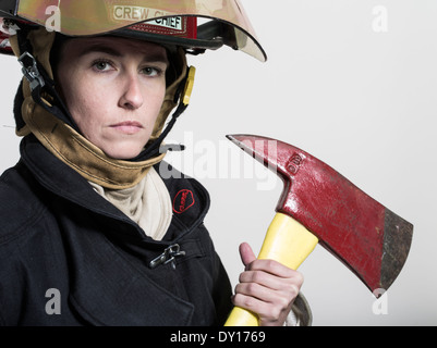 Weibliche Feuerwehrmann in uniform mit Atmung Apparat und Axt strukturelle Brandbekämpfung Stockfoto