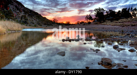 Glen Helen Gorge Outback-Landschaft Wasserloch Landschaften Northern Territory Central Australien trockenen isolierten Felsen Formationen gum Stockfoto