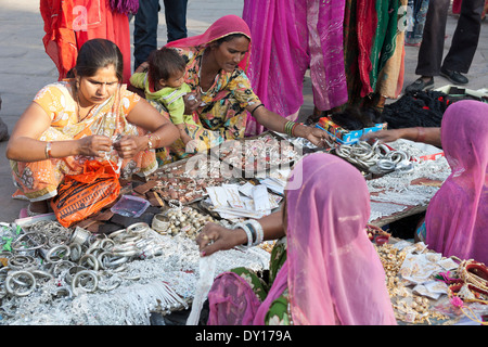 Jodhpur, Rajasthan, Indien. Frauen verkaufen traditionelle Armbänder an Sardar Market, der Hauptbasar Stockfoto