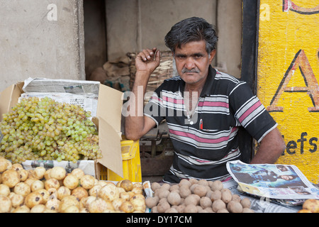 Jodhpur, Rajasthan, Indien. Obst und Gemüse Stall in der Hauptbasar Sardar Markt Stockfoto