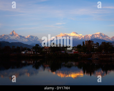 Reflexionen der Annapurna Range im Phewa-See, Pokhara, bei Sonnenuntergang, Nepal Stockfoto