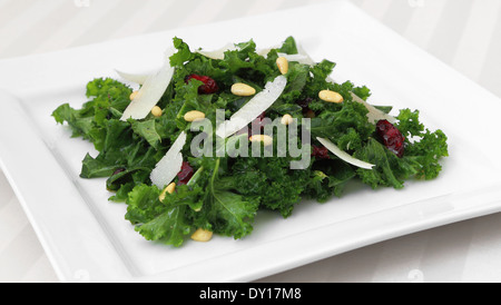 Kale Salat serviert auf einer quadratischen Platte. Stockfoto