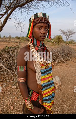 Hamer-Mädchen in ihrem Dorf in der Nähe von Turmi im Omo-Tal, Äthiopien Stockfoto