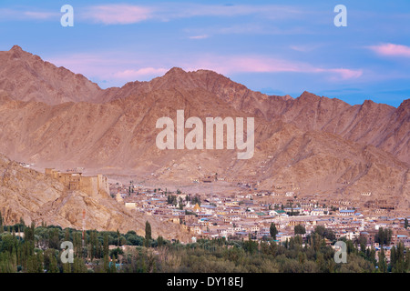 Ladakh, Indien. Erhöhten Blick auf Leh Stadt, Sonnenuntergang Stockfoto