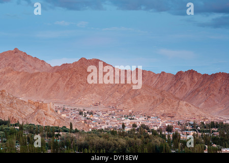 Ladakh, Indien. Erhöhten Blick auf die Stadt Leh Stockfoto