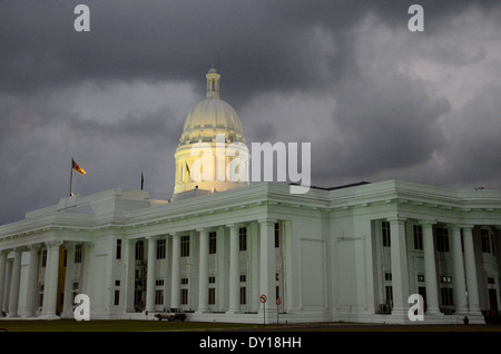 Stadt Rathaus kommunale Gebäude mit Kuppel und Flagge in Colombo Sri Lanka Abend Stockfoto