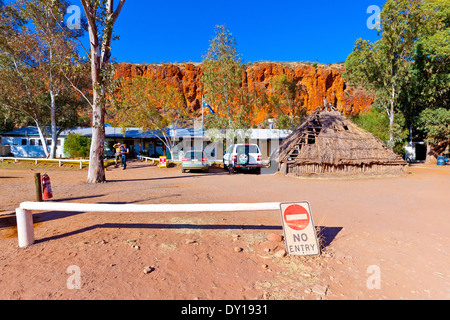 Glen Helen Gorge outback australischen Landschaft Landschaften Nordterritorium Zentralaustralien ariden isolierten Felsen Formationen reso Stockfoto