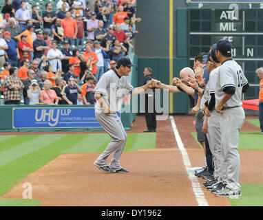 Houston, Texas, USA. 1. April 2014. Masahiro Tanaka (Yankees) MLB: Masahiro Tanaka von der New York Yankees ruft Faust-Beulen von seinem Teamkollegen während Einführungen vor dem Baseball-Spiel gegen die Houston Astros im Minute Maid Park in Houston, Texas, Vereinigte Staaten von Amerika. Bildnachweis: AFLO/Alamy Live-Nachrichten Stockfoto