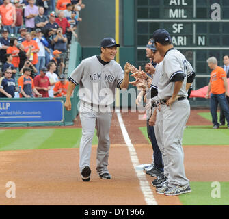 Houston, Texas, USA. 1. April 2014. Masahiro Tanaka (Yankees) MLB: Masahiro Tanaka von der New York Yankees ruft Faust-Beulen von seinem Teamkollegen während Einführungen vor dem Baseball-Spiel gegen die Houston Astros im Minute Maid Park in Houston, Texas, Vereinigte Staaten von Amerika. Bildnachweis: AFLO/Alamy Live-Nachrichten Stockfoto