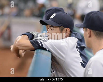 Houston, Texas, USA. 1. April 2014. Ichiro Suzuki (Yankees) MLB: Ichiro Suzuki von den New York Yankees Uhren aus der Einbaum während der Baseball-Spiel gegen die Houston Astros im Minute Maid Park in Houston, Texas, Vereinigte Staaten von Amerika. Bildnachweis: AFLO/Alamy Live-Nachrichten Stockfoto