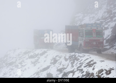 Ladakh, Jammu und Kaschmir, Indien. Trucks auf den Khardung La, der weltweit höchste Berg Pass mit einem Peak Höhe von 18,380 Fuß Stockfoto