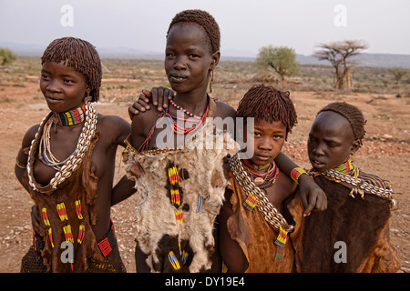 Hamer-Mädchen in ihrem Dorf in der Nähe von Turmi im Omo-Tal, Äthiopien Stockfoto