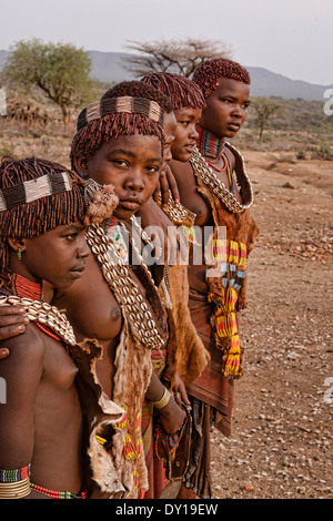 Hamer-Mädchen in ihrem Dorf in der Nähe von Turmi im Omo-Tal, Äthiopien Stockfoto